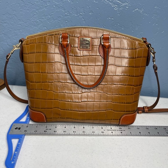 Dooney & Bourke cognac/tan med croc embossed all leather strap tote and dust bag - Picture 9 of 13